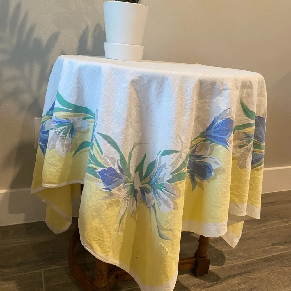 Vintage 4”/3.8” Table Cloth 🍃🌼🍃 Beautiful!